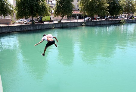 Adana'da termometreler 42 dereceyi gösterdi! Tehlikeye rağmen sulama kanalına girdiler